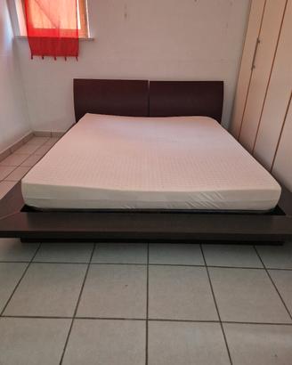 Struttura letto matrimoniale con rete e materasso