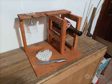 Portabottiglie realizzato con material di recupero