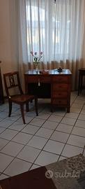scrivania con sedia