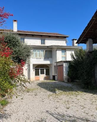 TRADIZIONALE CASA FRIULANA CON CORTE