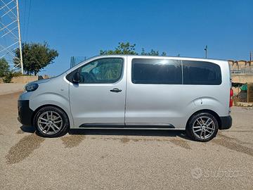 Peugeot Traveller – Elegante e full optional