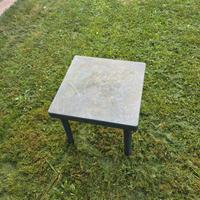 tavolino in plastica da giardino. 