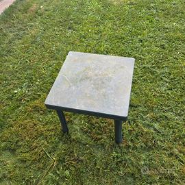 tavolino in plastica da giardino. 