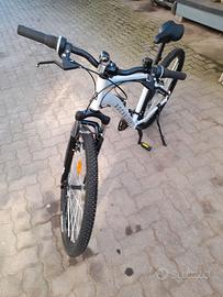 Bicicletta mointain bike