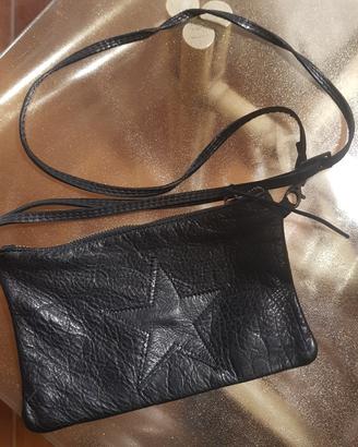 Pochette in vera pelle nera con tracolla