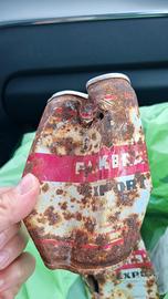 antica lattina di birra trovata in ghiacciaio