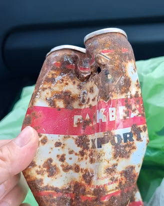 antica lattina di birra trovata in ghiacciaio