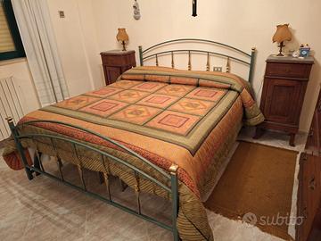 Comodini in legno con intarsi e piano in marmo