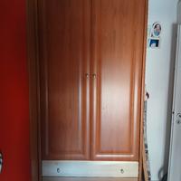 armadio due ante in legno e cassetti