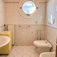 Arredo bagno completo giallo con specchio e colonn
