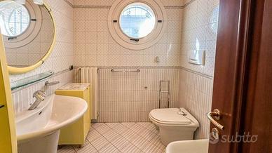 Arredo bagno completo giallo con specchio e colonn