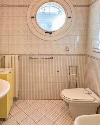 Arredo bagno completo giallo con specchio e colonn