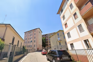 Stanza in appartamento di 100mq con giardino
