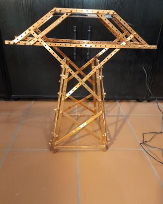 Lampada da tavolo  a forma di traliccio elettrico