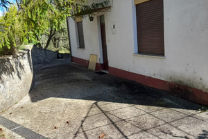 Terreno con casa e annessi