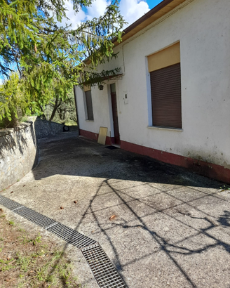 Terreno con casa in campagna e annessi