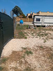 Terreno agricolo recintato con roulotte
