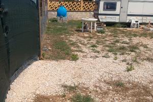Terreno agricolo recintato con roulotte
