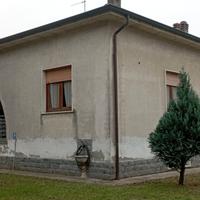 Villa indipendente con giardino e terreno edificab