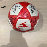 Pallone firmato da Astori e compagni fiore17/18