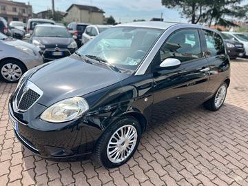 Lancia Ypsilon 1.3 MJT 75 CV Versus