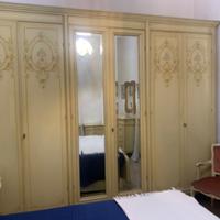 Armadio in legno stile veneziano e testiera letto