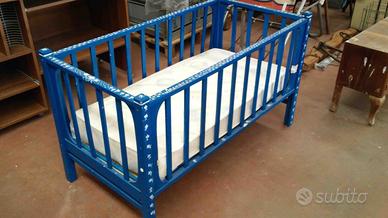 Lettino con materasso per bambini In legno blu