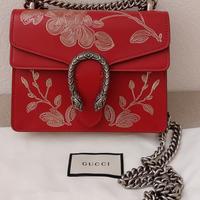 Borsa rossa a tracolla