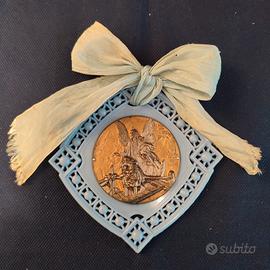 Angelo custode che protegge due bambini