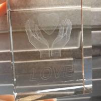 Cubo in vetro con scritta "LOVE"