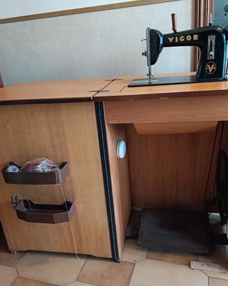 Macchina da cucire a pedale VIGOR + mobile legno