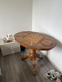 Tavolo di legno antiquariato con scacchiera