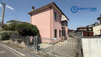Casa singola su due livelli con giardino
