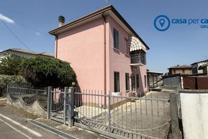 Casa singola su due livelli con giardino