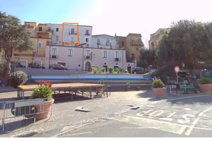 Appartamento su due livelli vista piazza Via Sola