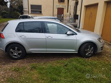 AUTO VOLKSWAGEN GOLF 7