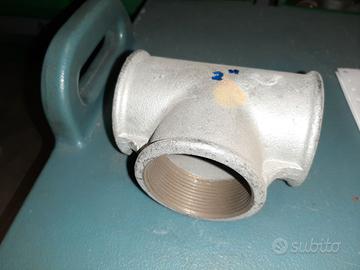 Gomito a T (o Te) a 90° ghisa zincata