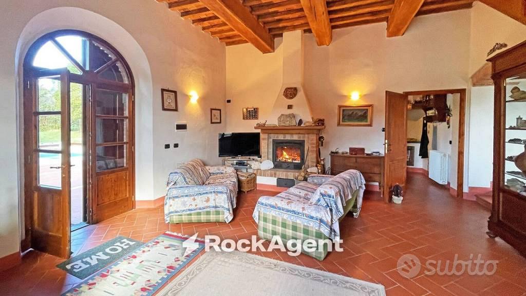Rustico / Casale di 400 m² con più di 5 locali a R - Vista 5