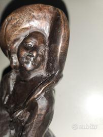 Statua in bronzo DONNA CON LA GONNA LUNGA