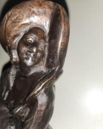 Statua in bronzo DONNA CON LA GONNA LUNGA