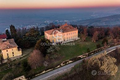 Palazzo / Stabile di 5500 m² con più di 5 locali a