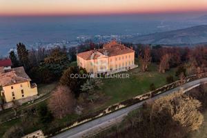 Palazzo / Stabile di 5500 m² con più di 5 locali a