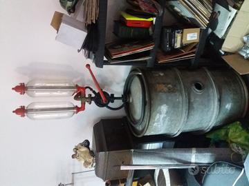 Pompa benzina con Ampolle e Barile anni 30