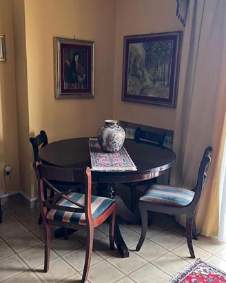 credenza e tavolo con sedie 