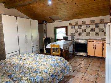 Monolocale con corridoio e bagno