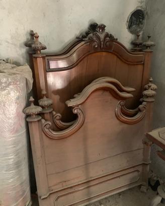 Antico letto matrimoniale