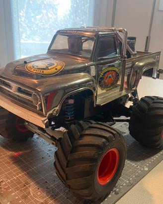 Tamiya RC Midnight Pumpkin con modifiche FPV