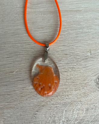 Collanina ciondolo conchiglia resina arancione