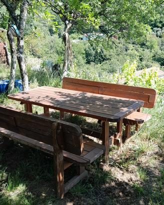 Tavolo e panche da giardino
