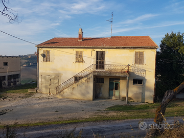 Casa rurale + corte di 3000 mq